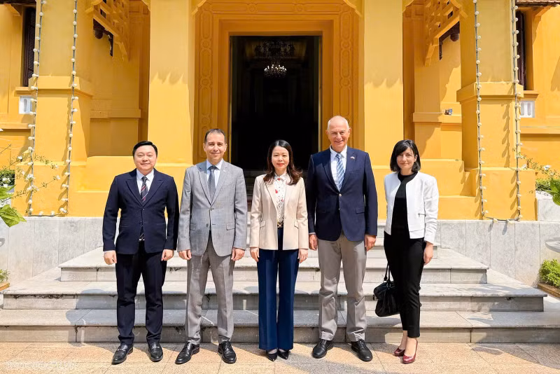 La vice-ministre Nguyên Minh Hang (au centre), l'ambassadeur de Turquie au Vietnam (2d à partir de gauche) et Reha Denemec, président du Conseil d'affaires Turquie-Vietnam (2e à partir de droite) et les autres délégués lors de la réception. Photo: baoquocte.vn
