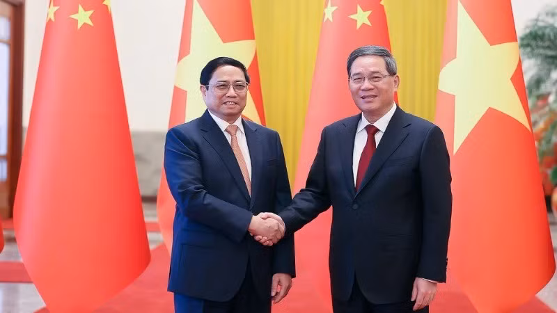 Le Premier ministre Pham Minh Chinh (à gauche) et le Premier ministre du Conseil des Affaires d’État de Chine, Li Qiang lors de leur visite en Chine en juin 2023 (à droite). Photo : VGP.
