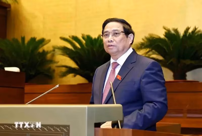 Le Premier ministre Pham Minh Chinh présente le Rapport sur les résultats de la mise en œuvre du Plan de développement socio-économique 2024 et du Plan de développement socio-économique prévu pour 2025 à l’ouverture de la 8e session de la 15e Assemblée nationale (AN). Photo : VNA.