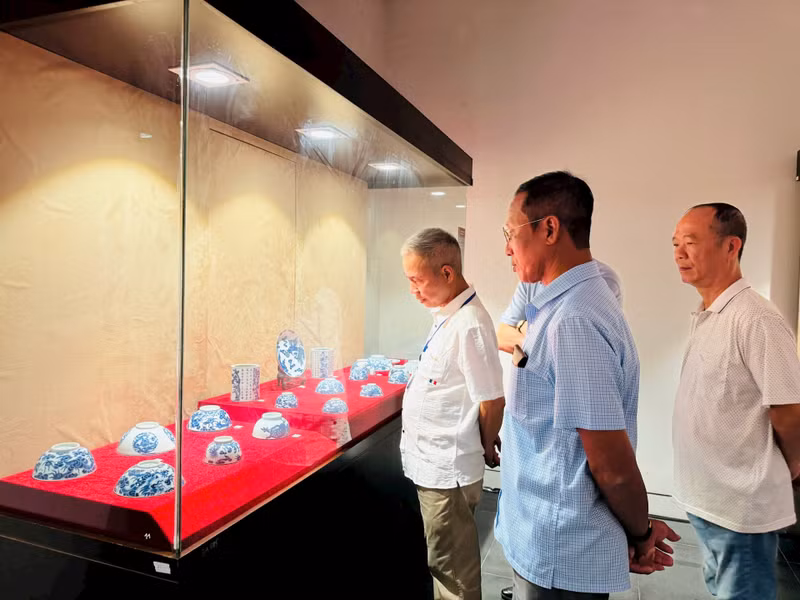 Les visiteurs lors de l'exposition. Photo : hanoimoi.vn Les visiteurs lors de l'exposition. Photo : hanoimoi.vn