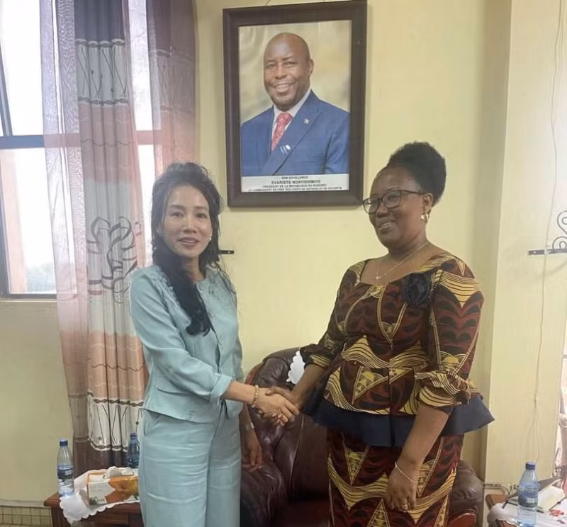 L'ambassadrice Vu Thanh Huyên a travaillé avec la ministre burundais de l'Information et des Communications, Léocardie Ndacayisaba. Photo : baoquocte.vn