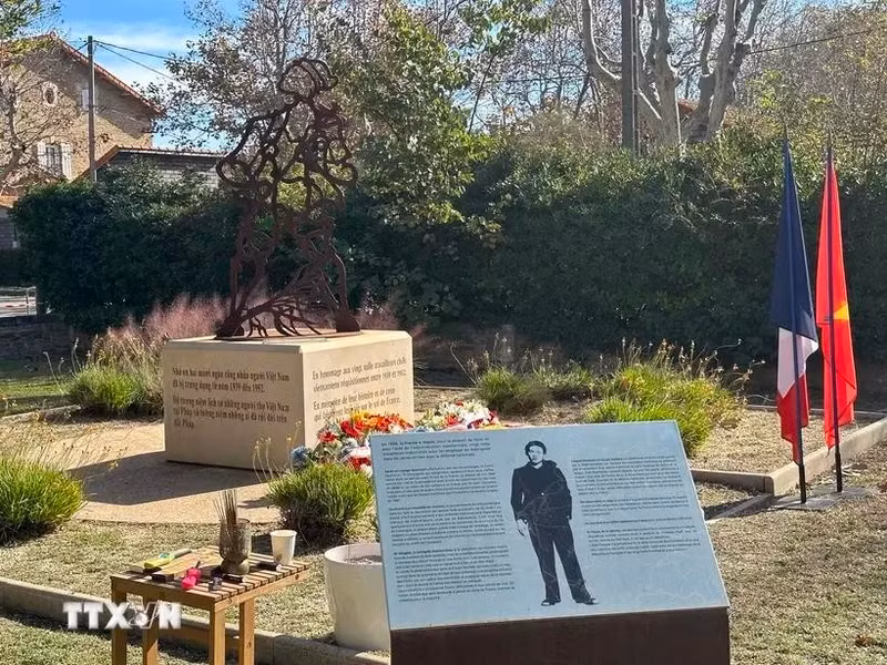 La statue de fer représentant un soldat-ouvrier honoré en deux langues : vietnamien et français. Photo : VNA.