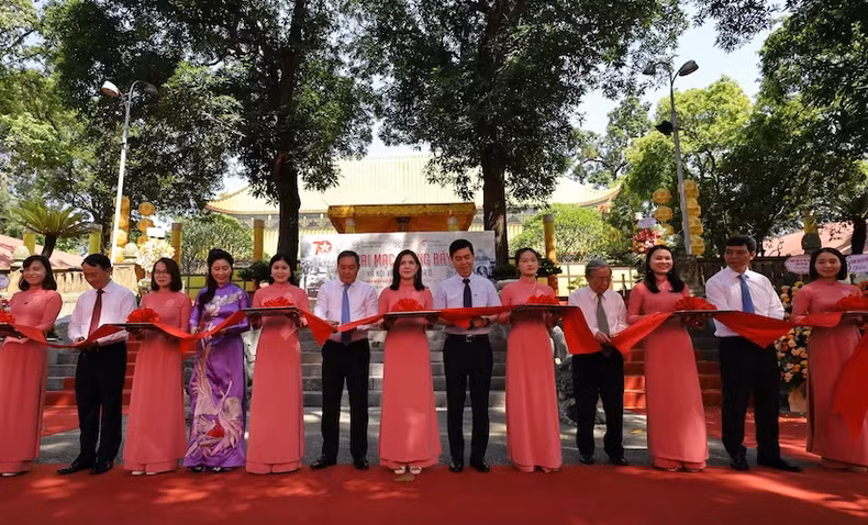 Le vernissage de l'exposition sur les portes de Hanoi. Photo : nhandan.vn