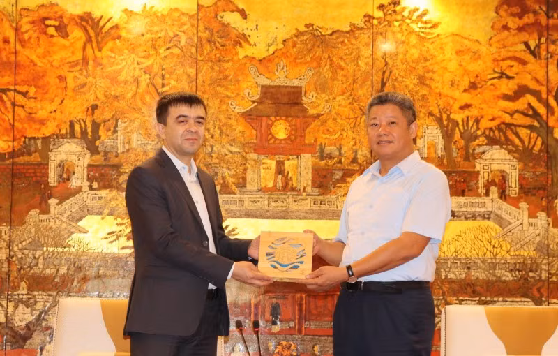 Le vice-président du Comité populaire de la ville de Hanoï, Nguyên Manh Quyên (à droite) et le président du Conseil mondial de l'artisanat pour la région Asie-Pacifique (Aziz Murtazaev). Photo : thoidai.com.vn