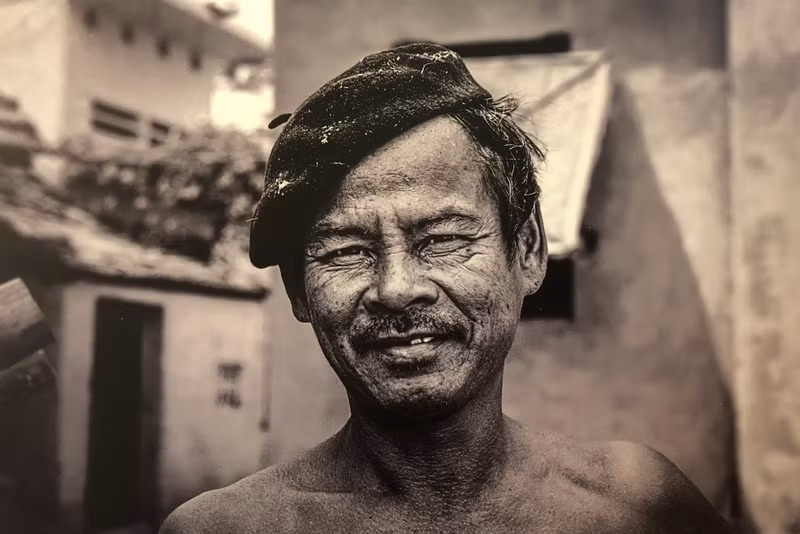 Un menuisier près du pont de Chuong Duong en 1992. Photo : Andy Soloman.