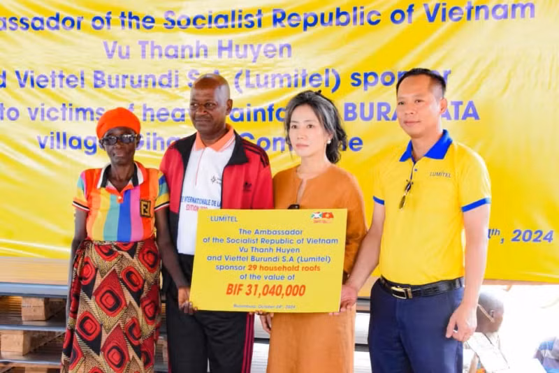 L'Ambassadrice Vu Thanh Huyên visite l'orphelinat Nezerwa, Burumbuja. Photo : baoquocte.vn