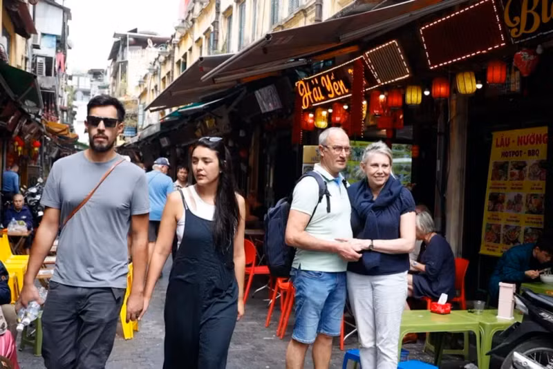 Des touristes étrangers visitant le Vieux quartier de Hanoï. Photo : VNA/CVN. 