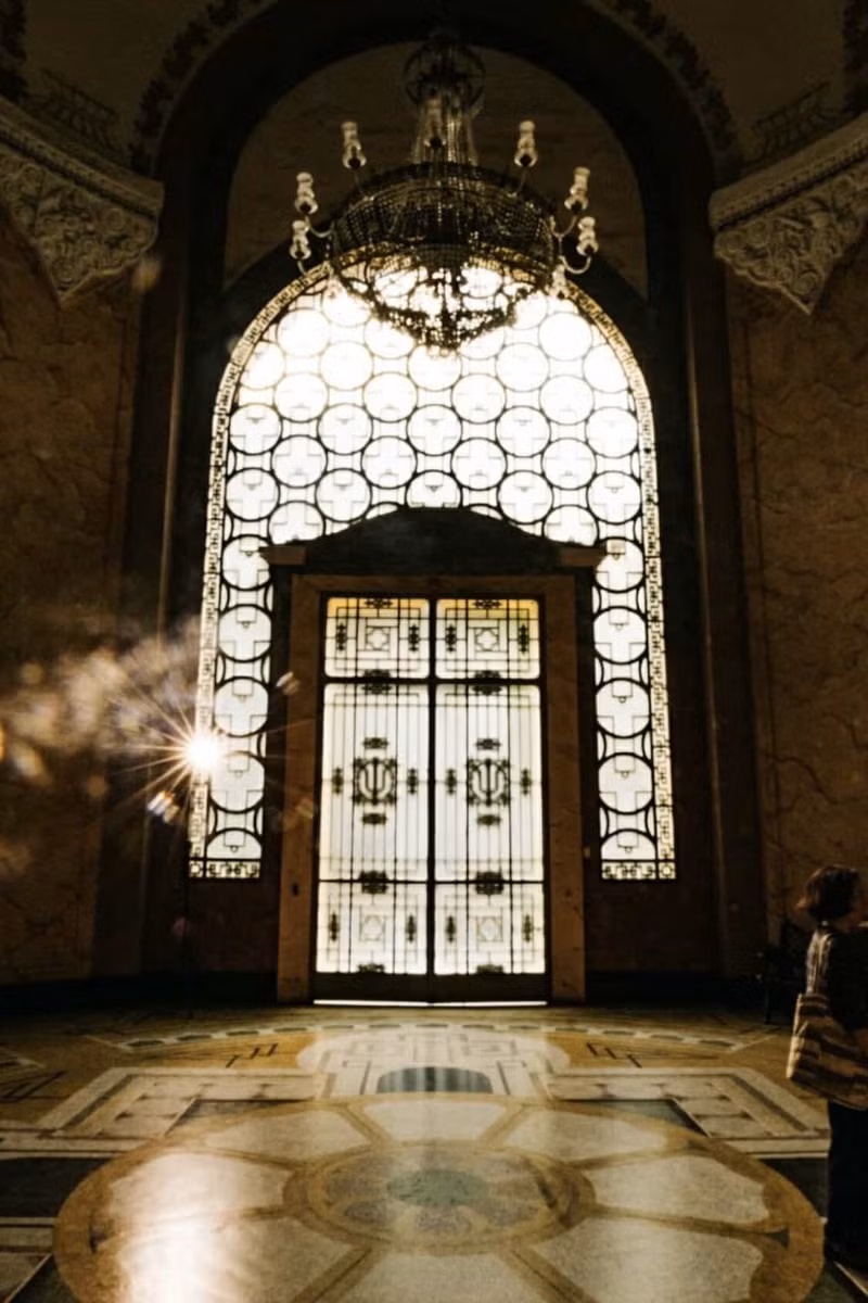 La beauté de l'architecture classique à l'intérieur et à l'extérieur du bâtiment est encore préservée presque intacte. Photo : hanoimoi.vn