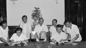 Le vice-ministre vietnamien des Affaires étrangères, Nguyên Co Thach, et l’ambassadeur des Philippines, Austin P.Magina, au nom des gouvernements des deux pays, signent un communiqué conjoint sur l’établissement des relations diplomatiques entre le Vietnam et les Philippines, le 7 août 1975.