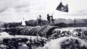 À 17h30 le 7 mai 1954, le drapeau de l'Armée populaire du Vietnam a flotté sur la casemate de Général De Castries. Photo d'archives.