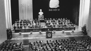 Le VIe Congrès national du PCV s'est tenu du 15 au 18 décembre 1986 à Hanoi. 