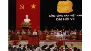 Le VIIe Congrès national du PCV a lieu du 24 au 27 juin 1991 à Hanoi. 
