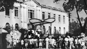 Prise de pouvoir au Palais du Tonkin (le 19 août 1945). Photo d'archive. 