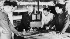Le 6 décembre 1953, au Viêt Bac, le président Hô Chi Minh et les dirigeants du Parti adaptent le plan opérationnel de la campagne de Diên Biên Phu (9-1953). Photo d'archive.