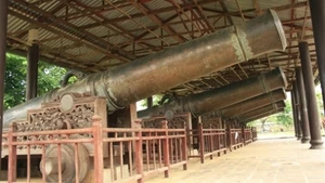Cinq des neuf canons sacrés de la dynastie Nguyen. 
