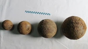  Quatre catégories de boulets de canons découverts par le musée d'histoire de Thua Thiên - Huê.
