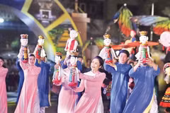 Un spectacle artistique lors du Festival de rue de l’ancienne capitale de Hoa Lu, dans la province de Ninh Binh. (Photo : Dang Khoa)