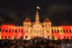 [Photos] Hô Chi Minh-Ville célèbre ses 50 ans en lumière avec un spectaculaire mapping 3D 