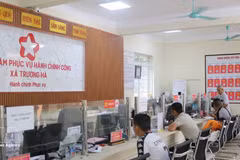 Des habitants effectuent des démarches administratives dans la commune frontalière de Truong Ha. Photo : VNA 