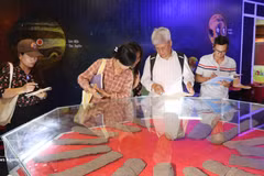 Des experts du Réseau vietnamien des géoparcs mondiaux UNESCO visitent la maison d’exposition Âm Thanh, dans le quartier de Bac Gia Nghia, à Lam Dong. Photo : VNA. 