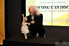 L’artiste Duong Van Hoc interprète la pièce de marionnette en solo « La mort du cygne ».