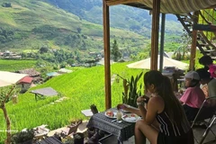 Les cafés offrant une vue sur les rizières en terrasses verdoyantes, en harmonie avec la nature à Ta Van, sont très appréciés des visiteurs. Photo : VNA. 