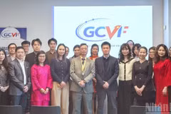 L’ambassadeur du Vietnam en France, Trinh Duc Hai, aux côtés des invités lors de la cérémonie de lancement de l’Association Global Connect Vietnam-France. (Photo : Khai Hoan)