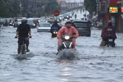 La zone située au pied du pont Niem, dans le quartier d’An Bien, à Hai Phong, est fortement inondée. Photo : VNA. 