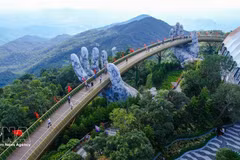Le pont d’Or dans la zone touristique Sun World Ba Na Hills à Da Nang. Photo: VNA 