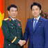 Le général Phan Van Giang, vice-Premier ministre et ministre de la Défensse du Vietnam (à gauche) et le ministre japonais de la Défense, Shinjiro Koizumi. Photo : TP.