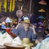 Une touriste étrangère au Festival des cadeaux touristiques de Hanoi 2025. Photo : VNA.