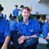 Toby James Foster (au centre) avec d'autres étudiants avant leur départ pour la campagne de volontariat « Mua he xanh » 2026.