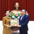 Le secrétaire du Comité municipal du Parti de Hanoï, Tran Duc Thang, remet un souvenir de la ville à l'ambassadrice du Cambodge au Vietnam, Touch Sopharath. Photo : Hanoimoi.
