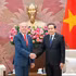 Le président de l’Assemblée nationale, Tran Thanh Man (à droite), remet un cadeau souvenir à l’ambassadeur du Canada au Vietnam, Jim Nickel. Photo : Nhân Dân.