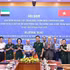Le général de corps d’armée Nguyên Truong Thang, vice-ministre de la Défense du Vietnam, et le général de division Ibrahim Nasser Mohammed Al Alawi, sous-secrétaire du ministère de la Défense des Émirats arabes unis et les délégués lors de l’événement. Photo : VNA.