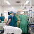Une équipe médicale mobilisée pour une intervention obstétricale complexe.