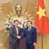 Le président de l’Assemblée nationale (AN) du Vietnam, Trân Thanh Mân (à droite) reçoit l’ambassadeur de Malaisie, Tan Yang Thai. Photo : VNA.