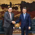 Le Premier ministre Le Minh Hung (droite) et l'ambassadeur de Malaisie au Vietnam, Tan Yang Thai. Photo : Nhân Dân.