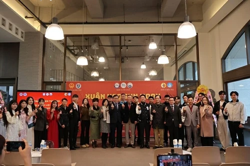 Les Vietnamiens de Chungcheongnam (République de Corée) célèbrent le Nouvel An lunaire traditionnel et saluent le XIVe Congrès national du Parti communiste du Vietnam. Photo : Baoquocte.