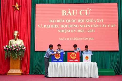 Des électeurs votent au bureau de vote n° 1 au siège de la Flottille navale 129. Photo : VNA.