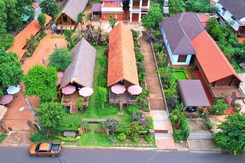 Le village touristique communautaire d’Akŏ Dhông est réputé pour ses maisons longues sur le plateau du Đắk Lắk. Photo : VNQ.