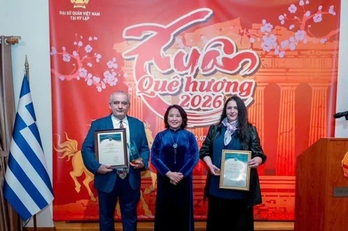 L’ambassadrice Pham Thi Thu Huong remet le 11e Prix national de l’information pour l'étranger aux amis grecs. Photo : VNA.