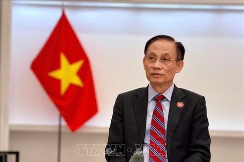 Le Hoai Trung, membre du Bureau politique et ministre des Affaires étrangères, envoyé spécial du secrétaire général du Parti communiste du Vietnam, Tô Lâm, lors de la rencontre, à Moscou, le 25 février. Photo : VNA.