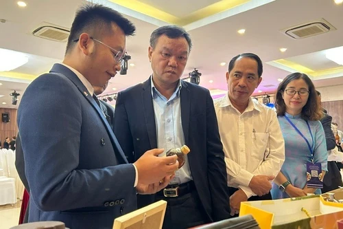 Le vice-présidente du Comité populaire de la province de Dak Lak, Dao My (deuxième à partir de la gauche), visite un stand d’exposition lors du programme d’accueil d’une délégation d’entreprises étrangères au Vietnam pour des opérations d’achat dans la région des Hauts Plateaux du Centre, organisé par le Service de l’Industrie et du Commerce de Dak Lak. Photo : Congthuong.