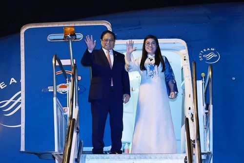 Le Premier ministre vietnamien Pham Minh Chinh et son épouse sont rentrés à Hanoï. Photo : VNA.