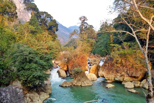 La cascade de Dau Dang se situe à l’endroit où la rivière Nang déverse ses eaux dans le lac Ba Be. Photo : Dulichhobabe.