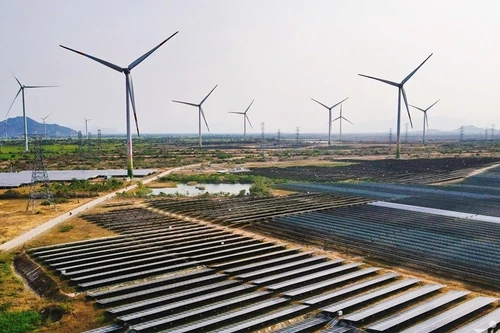 Installation éolienne et solaire illustrant les efforts du Vietnam en matière de transition énergétique et de croissance verte. Photo : Vietnamnet.