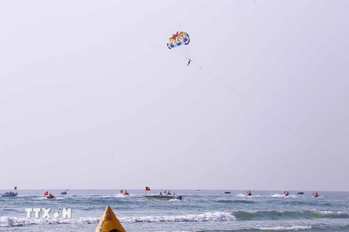 Activités sportives dans le cadre du programme « Saison du tourisme balnéaire de Da Nang », en avril 2025. Photo : VNA.
