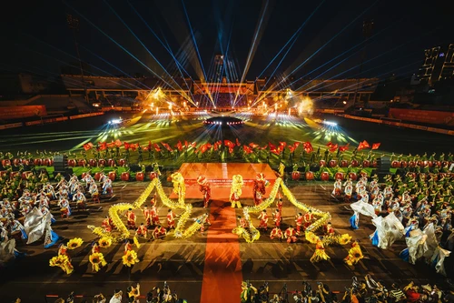La cérémonie d’ouverture du tournoi élargi de football des polices des pays membres de l'ASEAN 2025. Photo : nhandan.vn