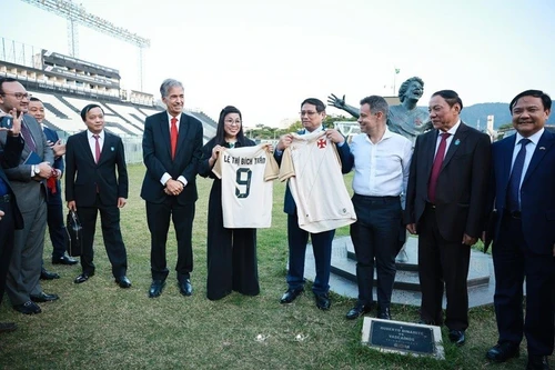 Le Premier ministre vietnamien Pham Minh Chinh et son épouse reçoivent un maillot officiel du club Vasco da Gama. Photo : VNA.